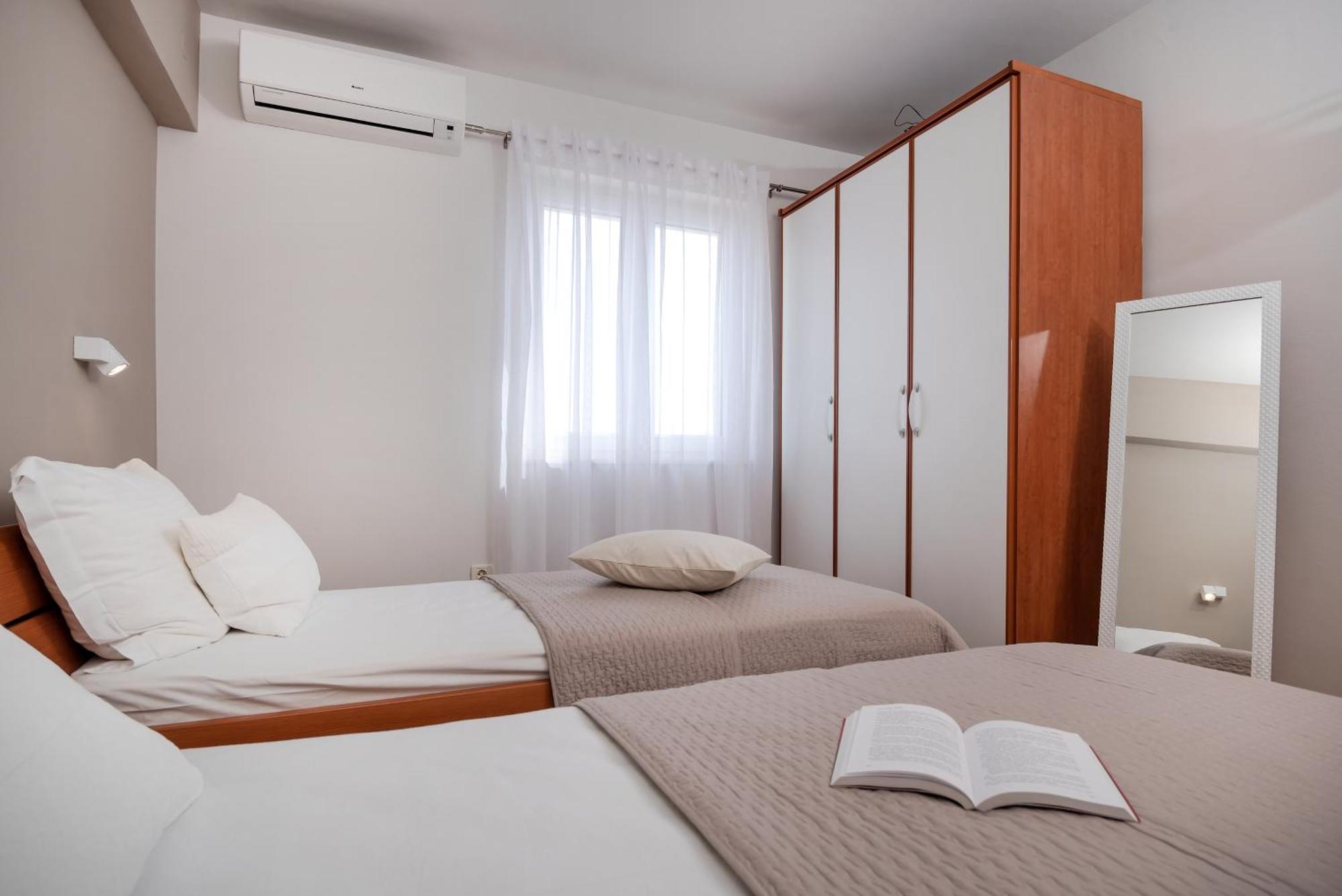 Apartments And Rooms With Parking Space Rogoznica - 10339 Quarto foto