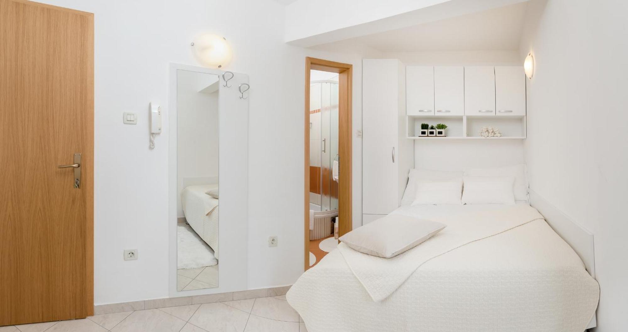 Apartments And Rooms With Parking Space Rogoznica - 10339 Quarto foto