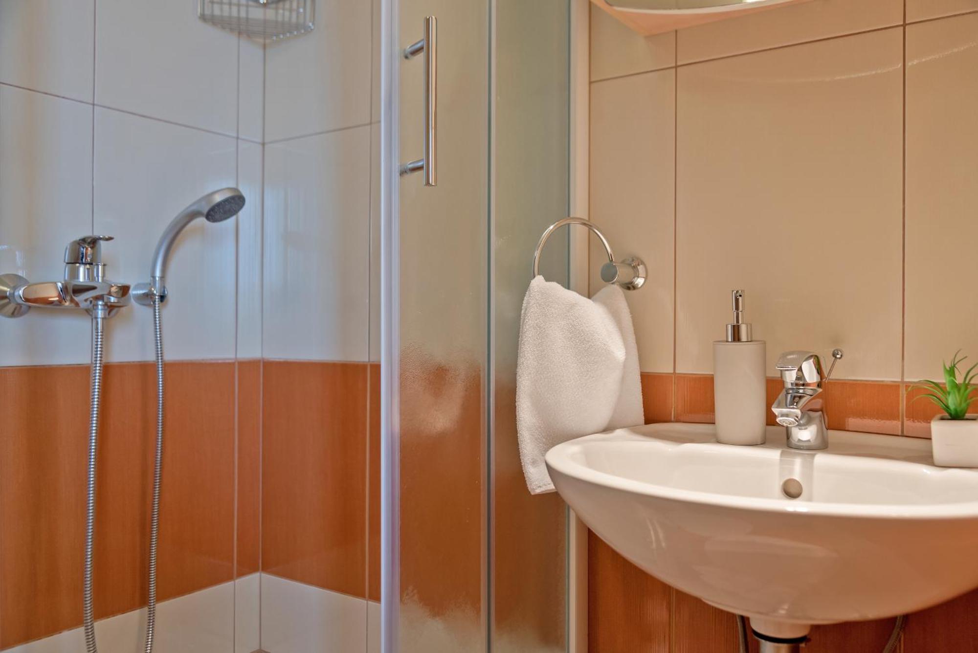Apartments And Rooms With Parking Space Rogoznica - 10339 Quarto foto